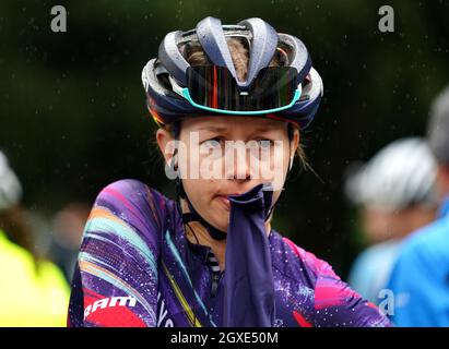 Ella Harris del team Canyon SRAM Racing all'inizio della seconda fase dell'AJ Bell Women's Tour a Walsall, Regno Unito. Data foto: Martedì 5 ottobre 2021. Foto Stock