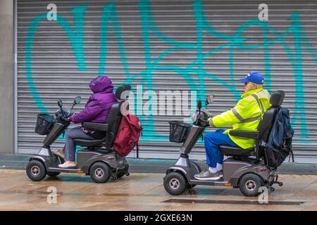 Preston, Lancashire. Meteo Regno Unito. 02 Ott 2021. Piogge intense per gli acquirenti nel centro della città subito dopo che United Utilities ha emesso un avvertimento per limitare l'uso di acqua a causa dei bassi livelli di riserva serbatoi per l'area. Ai clienti della United Utilities della regione che ottengono la loro fornitura di acqua dai bacini del Lake District viene chiesto di risparmiare quanta più acqua possibile. United Utilities afferma che i giacimenti come Haweswater e Thirlmere, in Cumbria, sono attualmente 'molto bassi' al 40% - piuttosto che al 70% che è normale nel mese di ottobre. Credit: MediaWorldImages/AlamyLiveNews Foto Stock