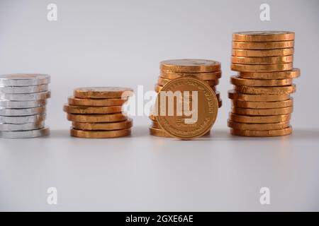 Pila di monete di shekel di cioccolato come un concetto per la finanza Foto Stock