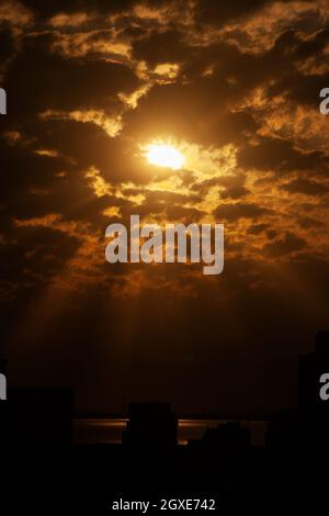 spettacolare alba con sole tra le nuvole Foto Stock