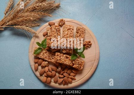 Varie barrette di granola sane (barrette di muesli o di cereali). Set di energia, sport, colazione e proteine bar. Riso soffiato, bacche, cioccolato, farinata d'avena, almo Foto Stock