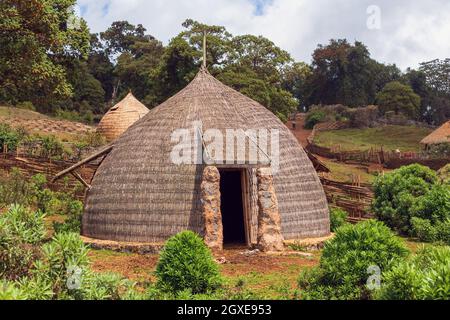 Bella architettura con case tradizionali etiopi, Bale Mountain Etiopia, Africa. Foto Stock