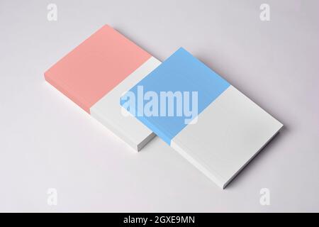 Due romanzi chiusi con copertina vuota sul tavolo, serie mock-up PSD modificabile con template di oggetti intelligenti pronti per il tuo design, libri copertine sel Foto Stock