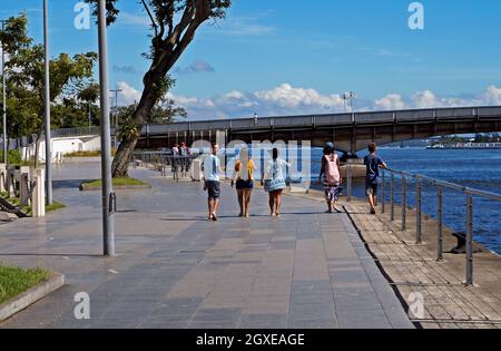 RIO DE JANEIRO, BRASILE - 30 DICEMBRE 2019: Persone che camminano sul viale olimpico nella zona del porto Foto Stock