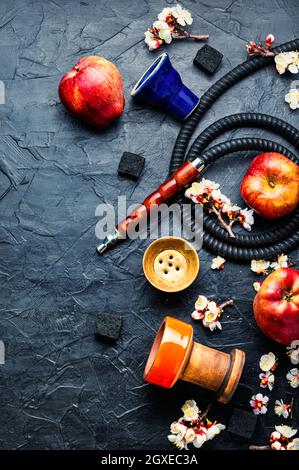 Hokah moderno shisha su tabacco con mela Tasty.Apple shisha.Smoking a. hookah Foto Stock