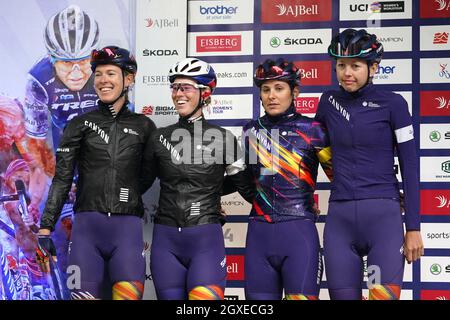 Hannah Barnes (a sinistra), Alice Barnes, Elise Chabbey ed Ella Harris del team Canyon SRAM Racing all'inizio della seconda fase dell'AJ Bell Women's Tour a Walsall, Regno Unito. Data foto: Martedì 5 ottobre 2021. Foto Stock