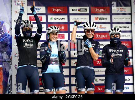 Audrey Cordon-Ragot (a sinistra), Chloe Hosking, Lizzie Deignan e Trixi Worrack del team Trek - Segafredo all'inizio della seconda tappa dell'AJ Bell Women's Tour a Walsall, Regno Unito. Data foto: Martedì 5 ottobre 2021. Foto Stock