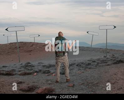 L'uomo esploratore incerto è perso in un deserto Foto Stock