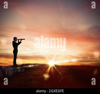 Imprenditore ricerches per nuovo orizzonte, nuove opportunità di business, nuove opportunità di business Foto Stock