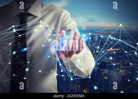 Businessman lavora con interfaccia di rete internet futuristica Foto Stock
