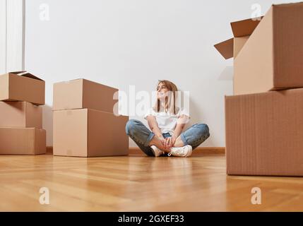 Giovane donna con scatole di cartone Foto Stock