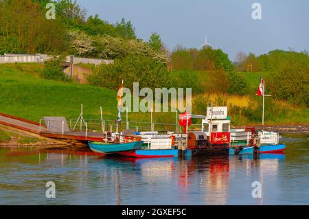 Amanda nave o traghetto al molo sul fiume Weser vicino a Bad Oeynhausen Foto Stock