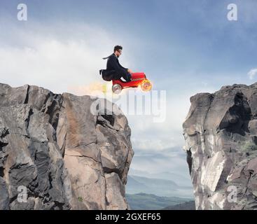 Imprenditore veloce con una vettura vince contro i concorrenti. Concetto di business di successo e la concorrenza Foto Stock