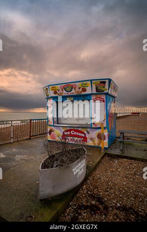 Chiosco chiuso per gelato sull'isola di Hayling durante l'inverno. Foto Stock