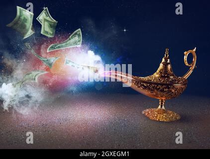 Le banconote provengono dalla lampada aladdin genie in un deserto Foto Stock