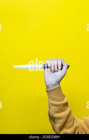 una mano femmina con il coltello appuntito Foto Stock