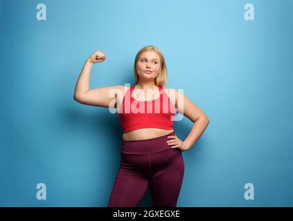 La ragazza grassa fa la palestra nel paese. Espressione pensierosa. Foto Stock