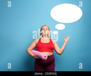 La ragazza grassa fa la palestra nel paese. Espressione pensierosa. Foto Stock