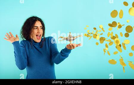 Donna è felice becaouse lei fonda lampada di aladdin e ha chiesto soldi Foto Stock