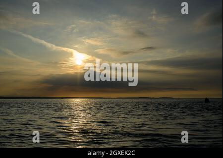 Settembre tramonto sul mare del Nord costa a Norfolk, Inghilterra, vista da Blakeney Point. Foto Stock