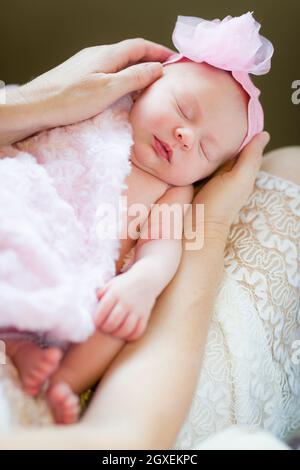 Dolci mani di Madre tenendo la sua preziosa Neonato ragazza. Foto Stock