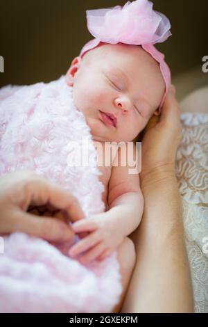 Dolci mani di Madre tenendo la sua preziosa Neonato ragazza. Foto Stock