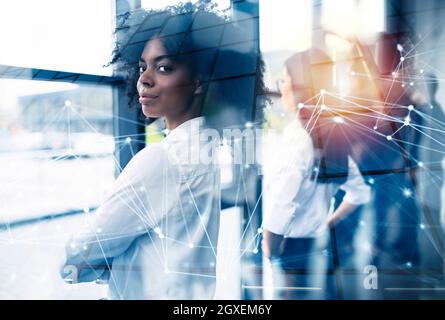 Gli imprenditori che guardare lontano per il futuro in ufficio. Concetto di lavoro di squadra, il partenariato e l'avvio. doppia esposizione Foto Stock