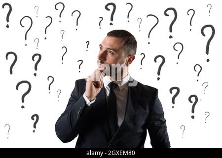 Confuso e pensieroso imprenditore preoccupati per il futuro, circondato da un punto interrogativo Foto Stock