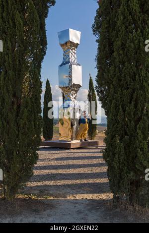 Colonna ionica di Helidon Xhixha tra i cipressi a i Cipressi di San Quirico d'Orcia, San Quirico d'Orcia, nei pressi di Pienza, Toscana, Italia nel mese di settembre Foto Stock