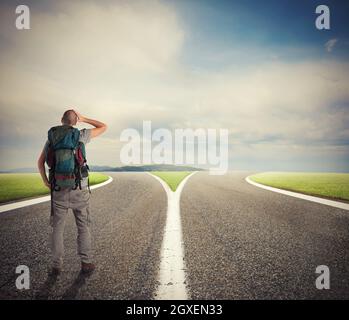 Imprenditore della parte anteriore di un crossway deve selezionare il modo giusto di successo Foto Stock