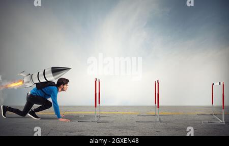 Studente supera gli ostacoli dei suoi studi a velocità superiore con un razzo veloce Foto Stock