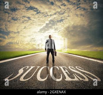 L'uomo cammina su un grande successo. Nozione di imprenditore di successo e la società startup Foto Stock