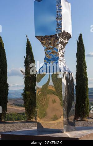 Colonna ionica di Helidon Xhixha tra i cipressi a i Cipressi di San Quirico d'Orcia, San Quirico d'Orcia, nei pressi di Pienza, Toscana, Italia nel mese di settembre Foto Stock