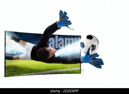 Il giocatore di calcio esce dalla tv per prendere la palla Foto Stock