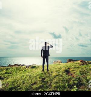 L'uomo d'affari cerca nuovi orizzonti, nuove opportunità, nuovi affari Foto Stock