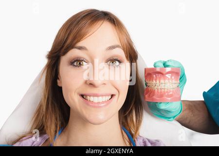 Il medico dentista mostra come applicare un tutore Foto Stock