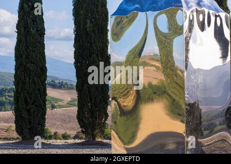 Colonna ionica di Helidon Xhixha tra i cipressi a i Cipressi di San Quirico d'Orcia, San Quirico d'Orcia, nei pressi di Pienza, Toscana, Italia nel mese di settembre Foto Stock