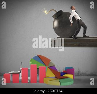 Businessman lancia bomba su grafici e statistiche Foto Stock