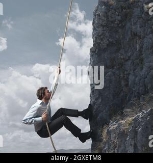 L'uomo d'affari sale su una montagna Foto Stock