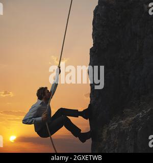 L'uomo d'affari sale su una montagna Foto Stock