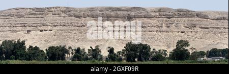 Panorama delle tombe rupestri di Beni Hassan tra Minya e Mallawi, Medio Egitto Foto Stock