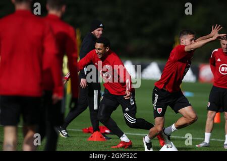 Cardiff, Regno Unito. 05 ottobre 2021. Ben Cabango del Galles (c) durante la sessione di allenamento. Sessione di allenamento della squadra di calcio del Galles presso il vale Resort di Hensol, vicino Cardiff, martedì 5 ottobre 2021. La squadra si sta preparando per la prossima partita, un qualificatore della Coppa del mondo FIFA contro la Repubblica Ceca. Questa immagine può essere utilizzata solo a scopo editoriale. Solo per uso editoriale, pic by Andrew Orchard/Andrew Orchard sport photography/Alamy Live news Credit: Andrew Orchard sports photography/Alamy Live News Foto Stock