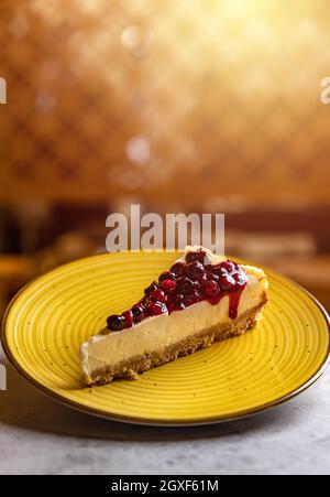 Semplice cheesecake al mascarpone con frutti di bosco di bacche invernali, che serve fette Foto Stock