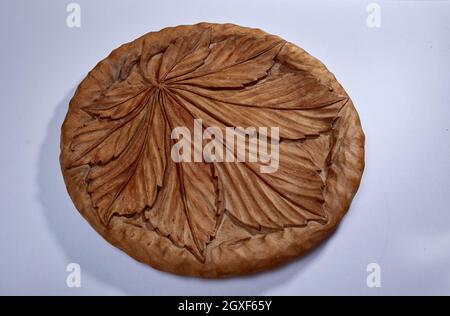 Vassoio in legno con immagine a foglia di acero su sfondo bianco isolato Foto Stock