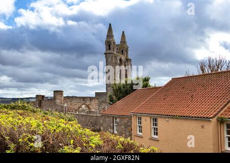 ST ANDREWS FIFE SCOTLAND CATHEDRAL RUDERI TORRE SOPRA UNA CASA DI TEGOLE ROSSE Foto Stock