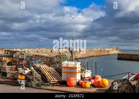 ST ANDREWS FIFE SCOZIA CARRI COLORATI E ARAGOSTE O GRANCHI EQUIPAGGI IMPILATI SULLA PARETE DEL PORTO Foto Stock