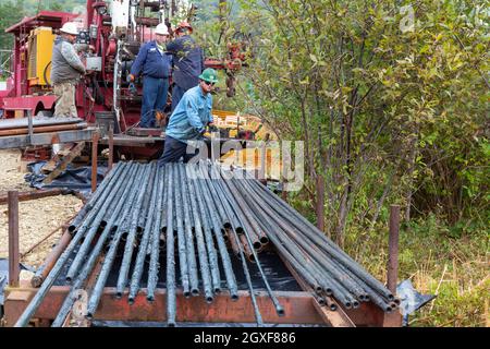 Bradford, Pennsylvania - i lavoratori per la Fondazione ben fatta senza scopo di lucro tappano un pozzo di petrolio abbandonato che stava perdendo metano. Il pozzo è stato perforato in t Foto Stock