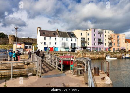 ST ANDREWS FIFE SCOTLAND HARBOUR AREA CON CASE COLORATE E PICCOLO PONTE SUL KINNESS BURN Foto Stock