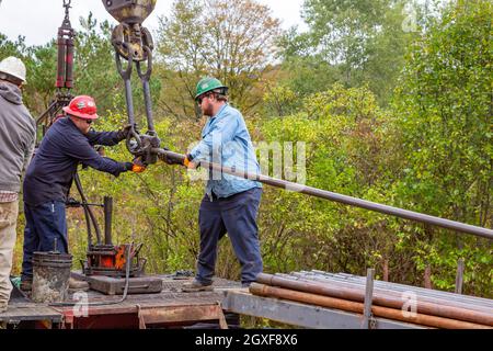 Bradford, Pennsylvania - i lavoratori per la Fondazione ben fatta senza scopo di lucro tappano un pozzo di petrolio abbandonato che stava perdendo metano. Il pozzo è stato perforato in t Foto Stock