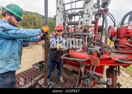 Bradford, Pennsylvania - i lavoratori per la Fondazione ben fatta senza scopo di lucro tappano un pozzo di petrolio abbandonato che stava perdendo metano. Il pozzo è stato perforato in t Foto Stock